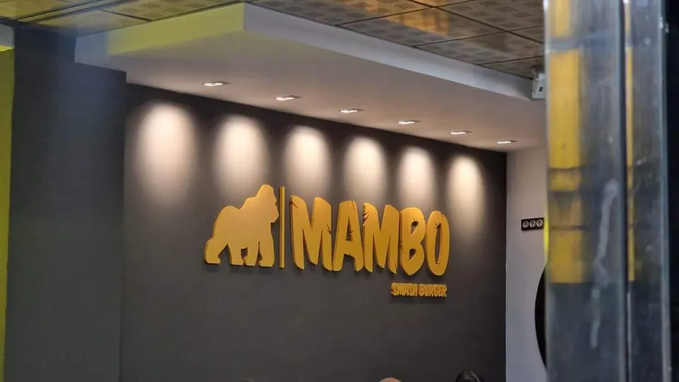 El rótulo de Mambo en el local: el gorila y MAMBO en amarillo sobre la pared gris